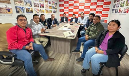 AUTORIDADES COORDINAN PROYECTO DE SEGURIDAD VIAL FRENTE AL CAMPUS UNIVERSITARIO DE LA UNDC EN EL DISTRITO DE SAN LUIS